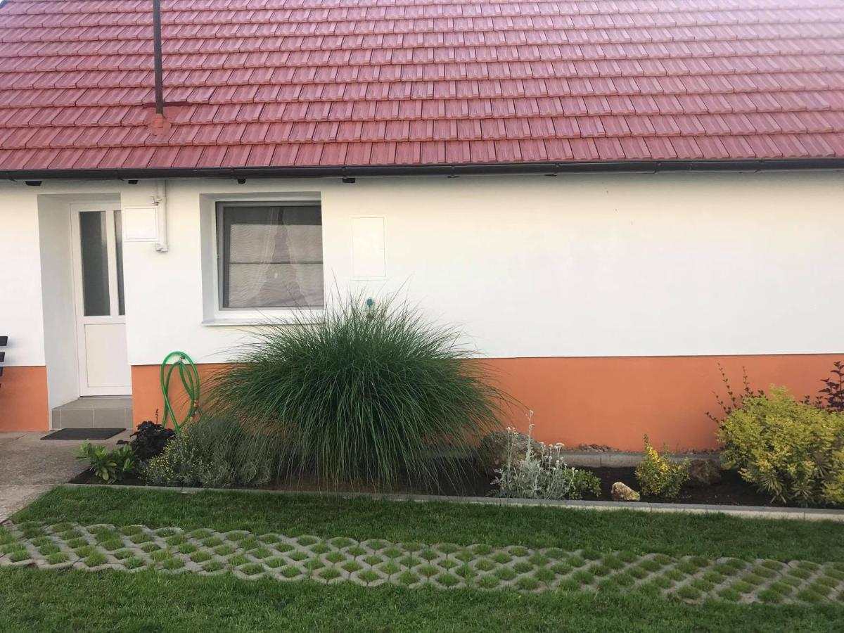 Chalupa Na Lipove V Hlohovci Hlohovec Exteriör bild